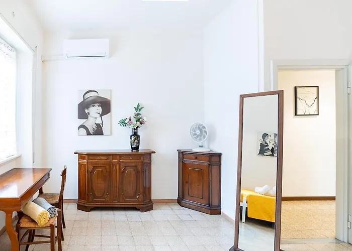 Private Parking 3bd Near Piazza Carducci Apartmán *